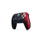 PS5 DualSense Spider-Man kontroler sa drugim objektom za poređenje veličine