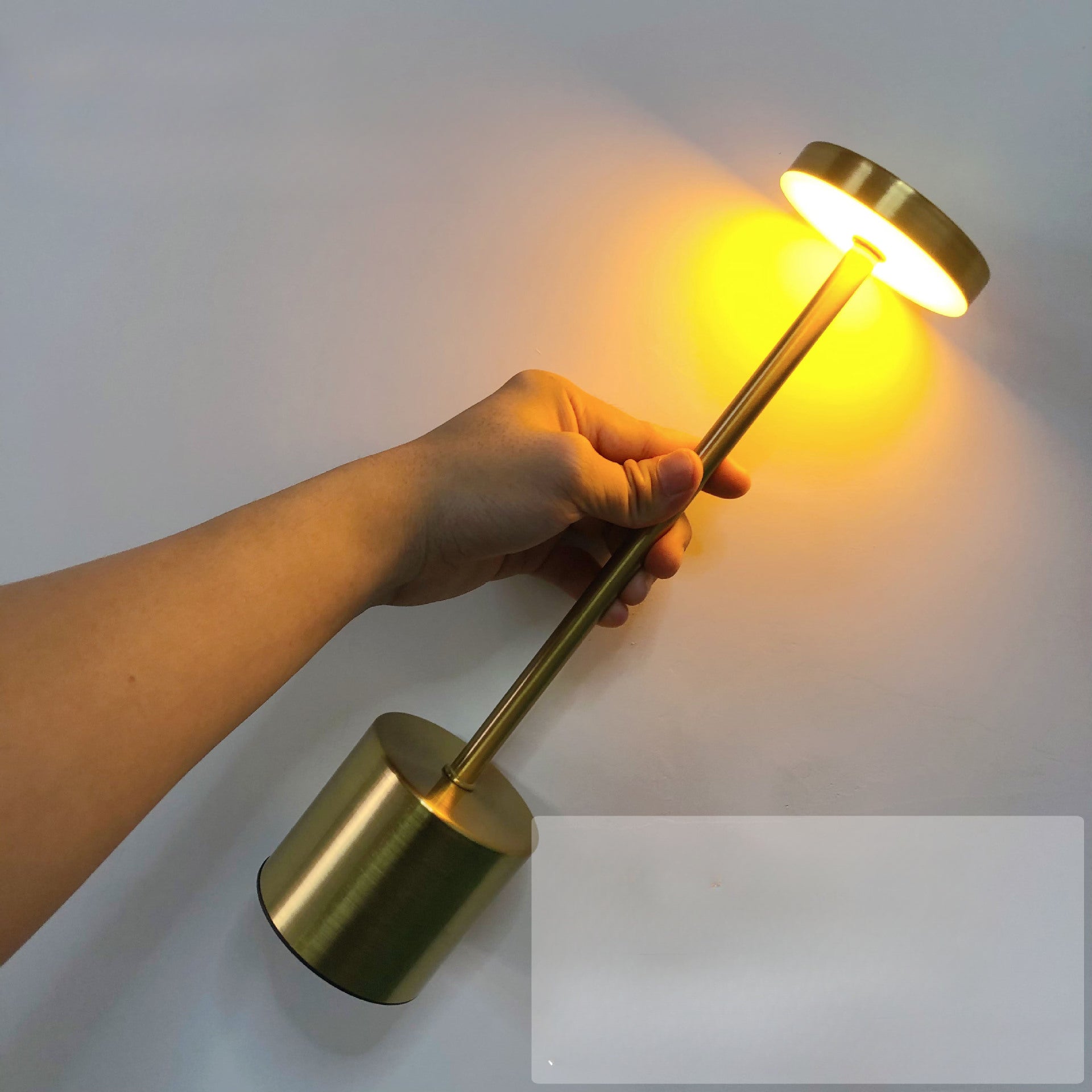 punjiva LED stona lampa — prednja strana