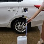 Ручна pumpa za pretakanje tečnosti црвена са црно-белим дршкама