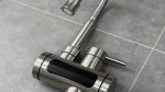 Slavina sa grejačem X320 INOX u upotrebi – pranje ruku toplom vodom u kuhinji