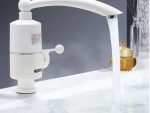 Detalj dugačke lule slavine sa instant grejačem koja pokriva celu površinu sudopere