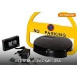 Solarna parking barijera sa daljinskim upravljačem postavljena na parking mestu