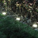Četiri solarne LED lampe postavljene u bašti pokazujući stvarnu veličinu