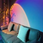 Sunset lampa u upotrebi — kružna crveno-narandžasta projekcija na zidu spavaće sobe
