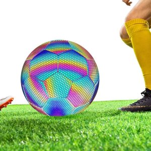 Fudbalska lopta iz drugog ugla, prikazuje holografski efekat i boje