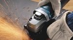 Ugaona brusilica 1000W u upotrebi — brušenje metala u radionici