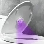 UV sterilizator za WC šolju sa belom bojom i modernim dizajnom