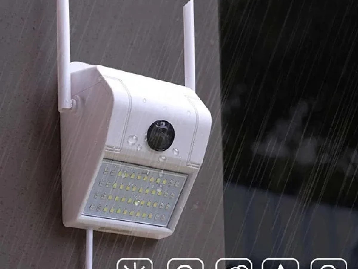 100+ LED dioda – snažan reflektor Detalj LED reflektora na WiFi kameri V380 – više od 100 LED dioda za snažno osvetljenje