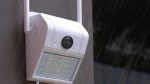 WiFi kamera i zidna lampa V380 montirana iznad ulaznih vrata kuće – nadzor dvorišta
