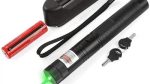 Zeleni laser za decu u upotrebi — efekat zvezdanog neba projektovan u zamračenoj prostoriji