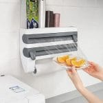 Zidni držač za ubruse i folije u upotrebi — punjenje aluminijumskom folijom u kuhinji