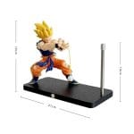 Goku LED figura lampa — detaljni krupni plan USB konektora i kontrola