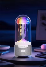 LED lampa meduza u mraku sa aktiviranim svetlucavim efektima