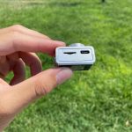 mini retro kamera privezak — u upotrebi