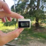 mini retro kamera privezak — detalji