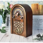 Detaljni prikaz dugmadi i ekrana retro radio zvučnika