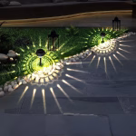 Solarne baštenske lampe aktivne u noćnom vrtu sa toplim svetlom