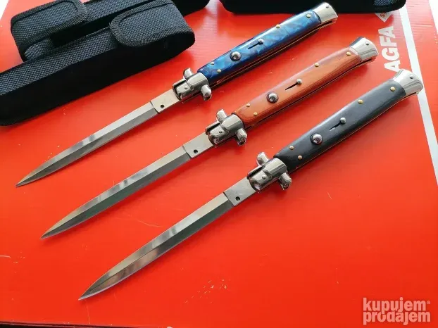 Preklopni stiletto nož sa automatskim otvaranjem — dugi model stiletto nož na preklop - u upotrebi