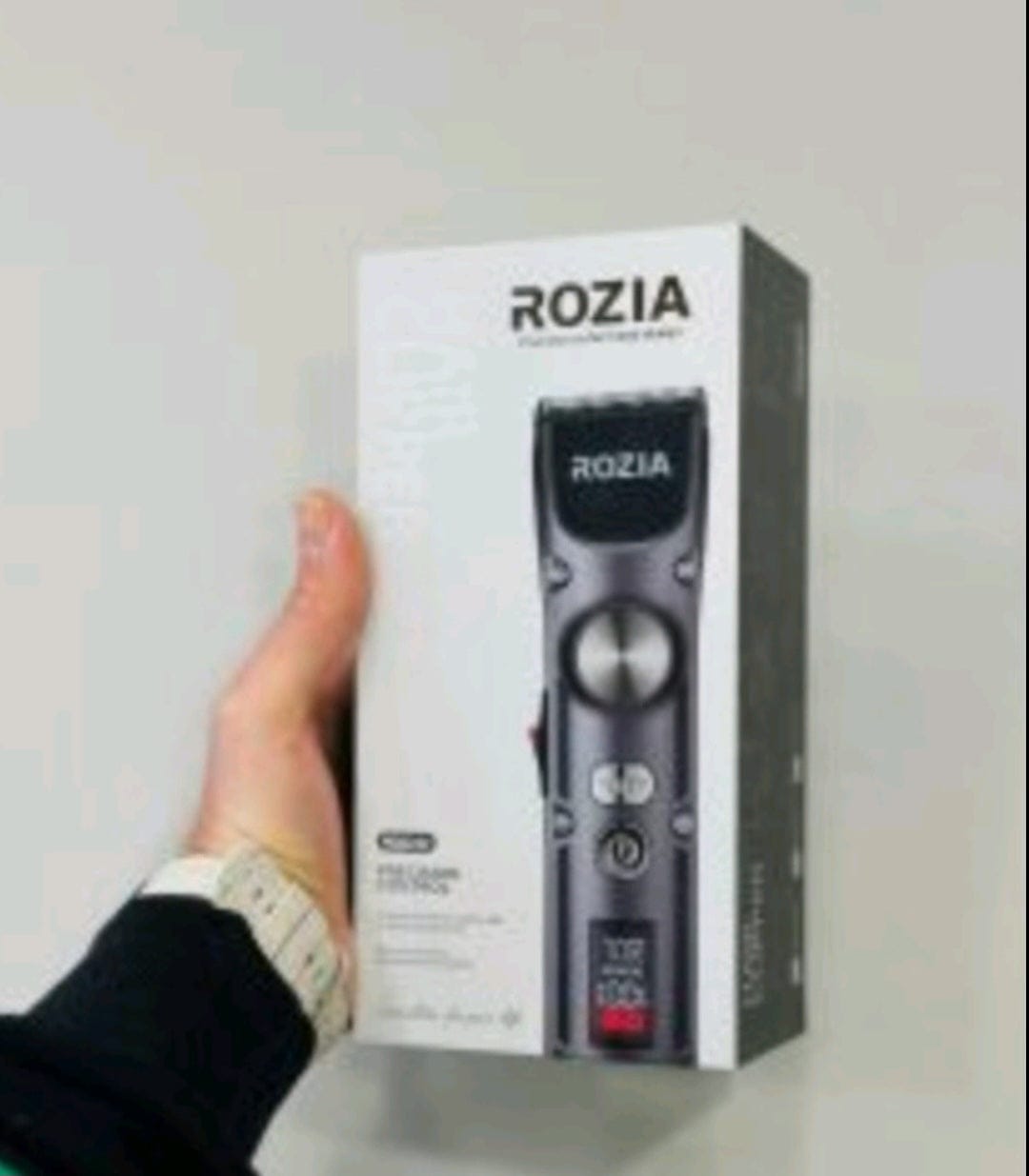 Rozia HQ-2232 mašinica za šišanje sa LED ekranom Rozia HQ-2232 - u upotrebi