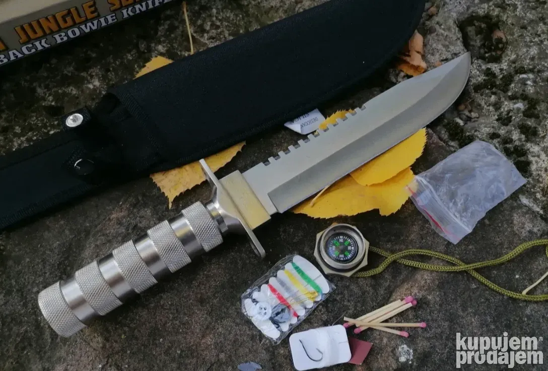 Survival nož Rambo 35 cm sa kompasom i opremom za preživljavanje Rambo survival nož - u upotrebi