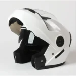 Flip-up moto kaciga bela sa integrisanim naočarima