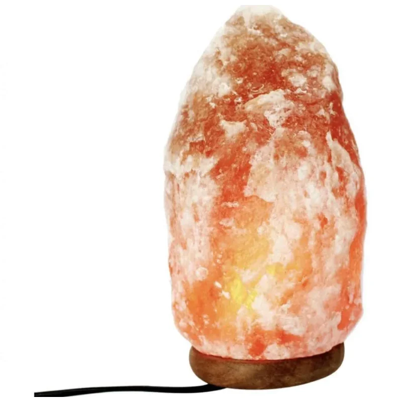 Lampa od himalajske kristalne soli — topla dekorativna rasveta himalajska slana lampa - u upotrebi
