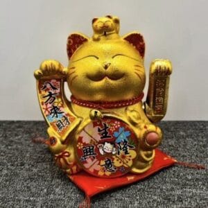 Maneki-neko figura — zlatna mačka koja maše na baterije