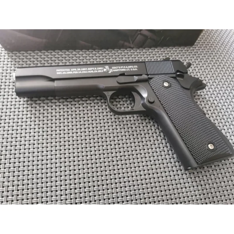 Replika pištolja Kolt 1911 — full metal airsoft, crne korice airsoft Kolt 1911 - u upotrebi
