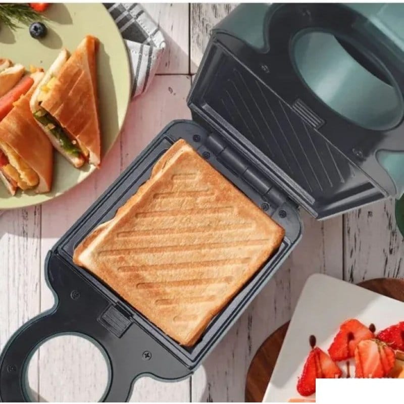 Multifunkcionalni aparat za sendviče i vafle sa zamenljivim pločama 1200 W aparat za sendviče i vafle - u upotrebi
