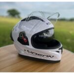 bela integralna moto kaciga - u upotrebi