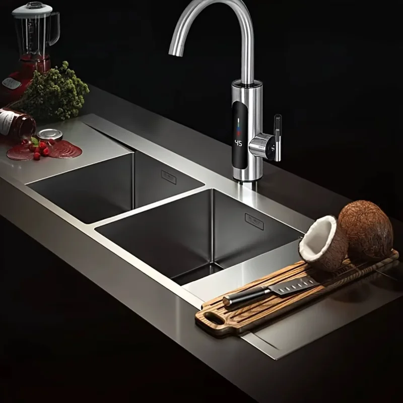 Inox slavina RY-019 sa protokom i grejačem 3000 W — displej protočna slavina RY-019 - u upotrebi